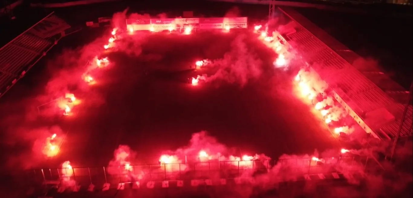 Estádio do Mar iluminado por tochas vermelhas