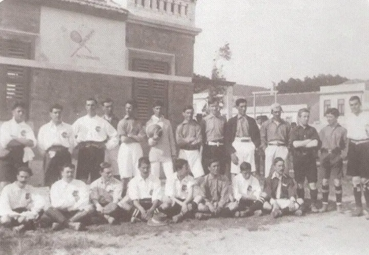 Fotografia antiga de atletas e dirigentes do Leixões junto à sede do Clube