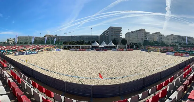 Estádio de praia de Matosinhos, com campo de areia e bancadas