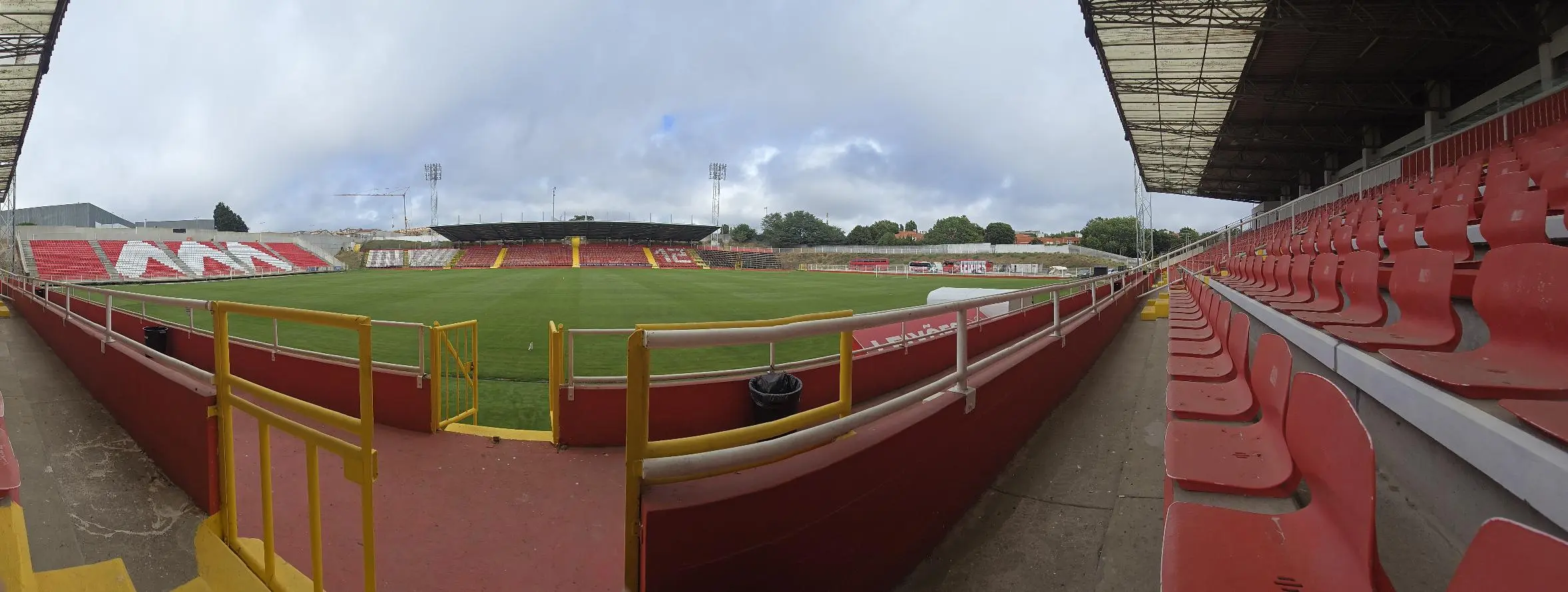Interior do Estádio do Mar, com as bancadas vermelhas e o relvado