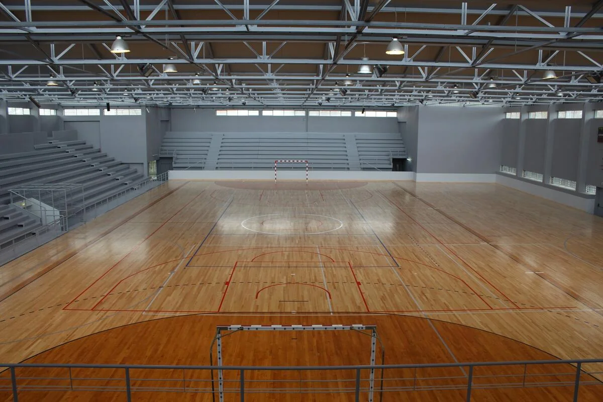 Interior do Pavilhão Municipal da Senhora da Hora, com campo e bancadas
