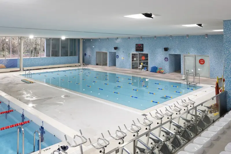 Piscina municipal da Senhora da Hora, com pistas marcadas