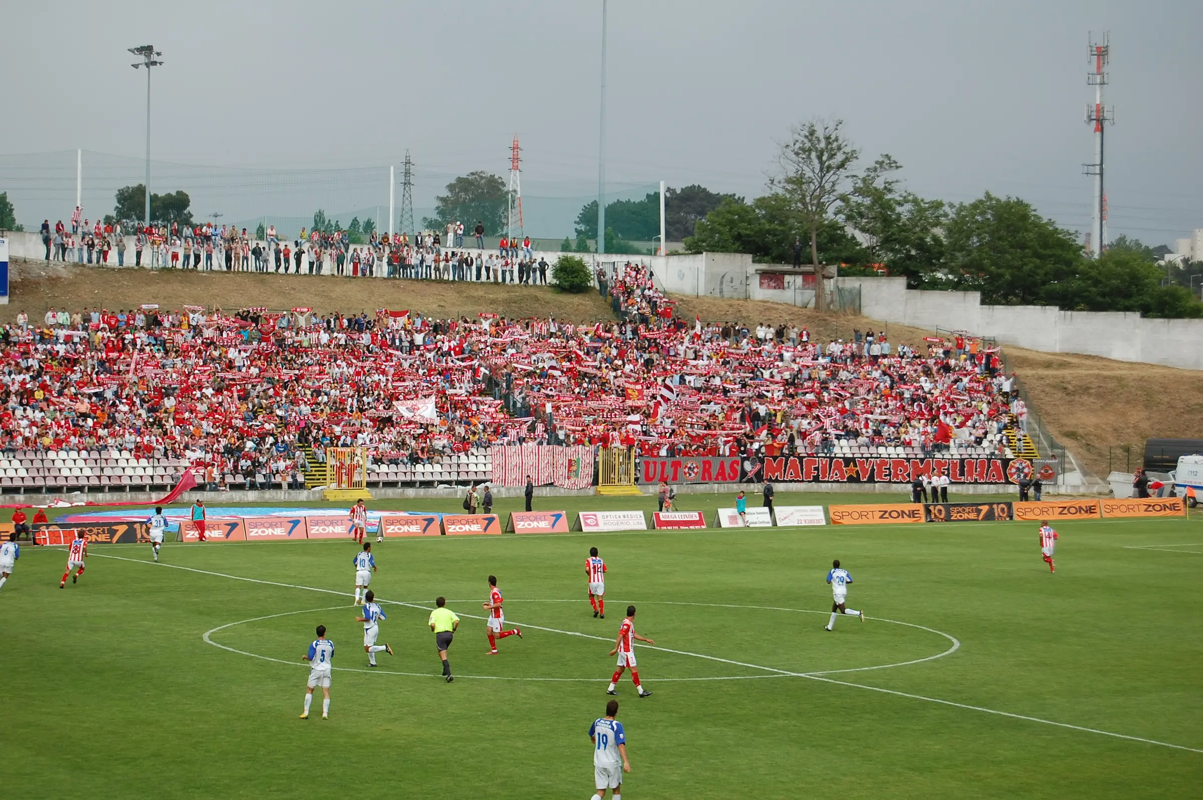 Bancada cheia no Estádio do Mar durante um jogo do Leixões