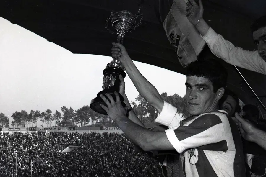 Jogador do Leixões ergue a Taça de Portugal em 1961 perante a multidão