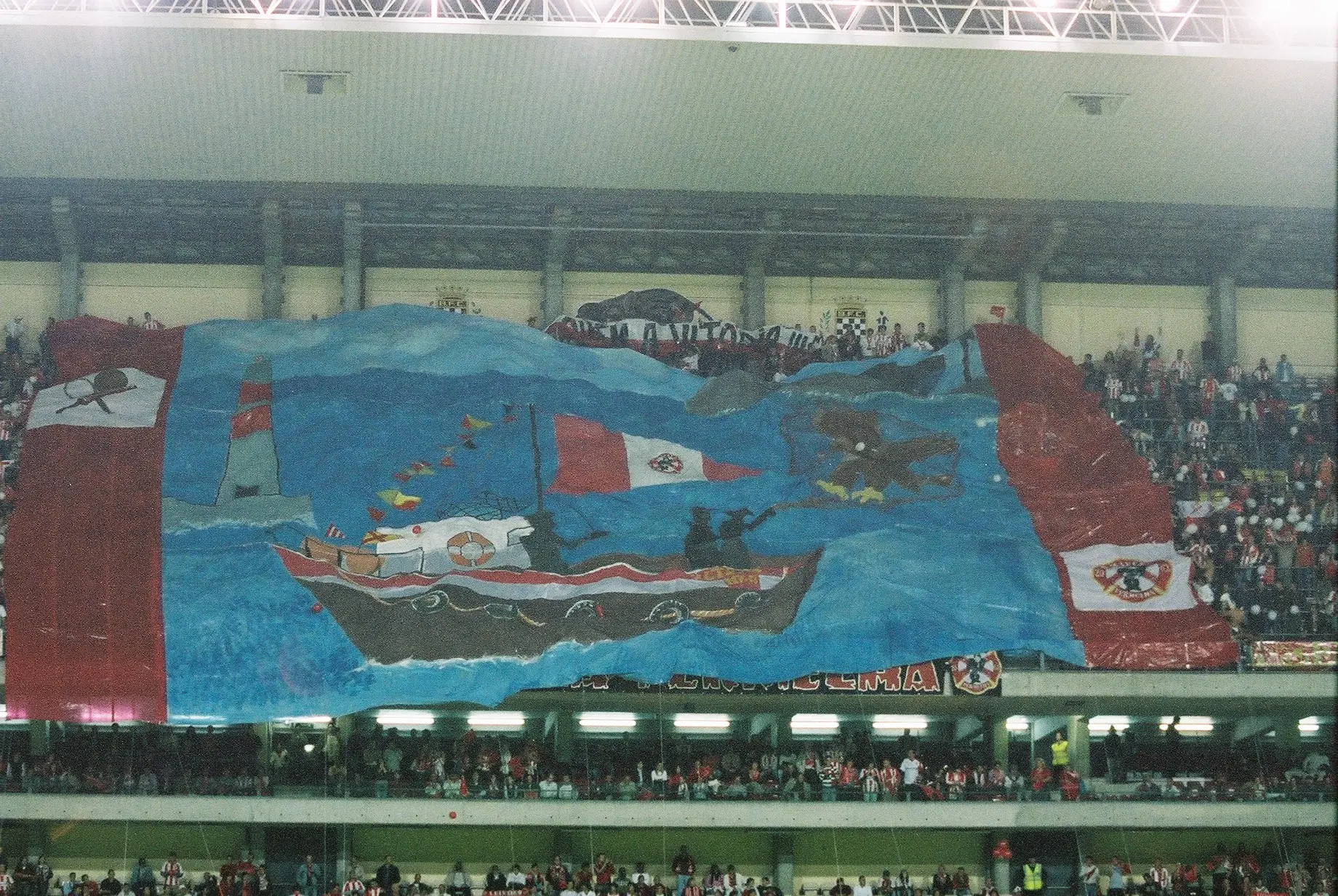 Tifo gigante dos adeptos do Leixões com um barco e um farol pintados