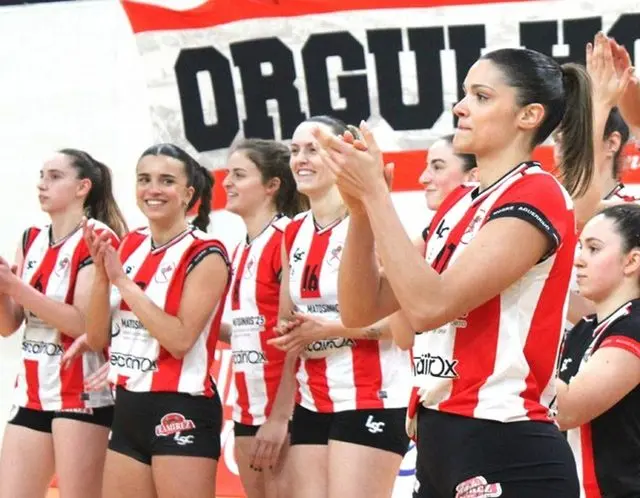 Equipa feminina de voleibol do Leixões a aplaudir os adeptos