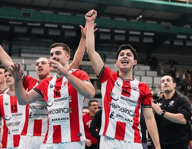 Equipa masculina de voleibol do Leixões a celebrar em pavilhão